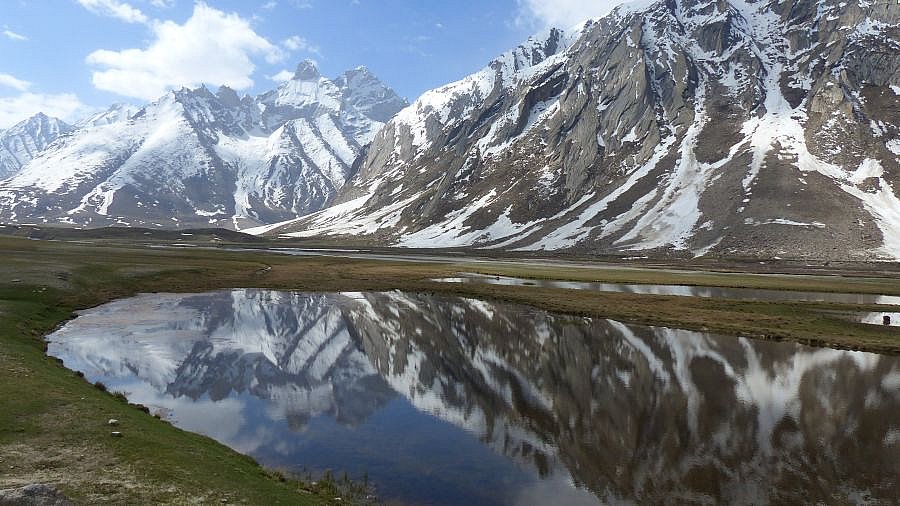 Spiegelung der schneebedeckten Berge im See - Zanskar: Landschaft