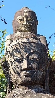 Die beiden Buddha-Statuen der Pizi Pagode - West-Myanmar: Sehensw&uuml;rdigkeiten