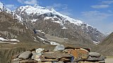 Manisteine, Manimauer vor schneebedeckten Bergen - Zanskar: Landschaft