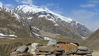 Manisteine, Manimauer vor schneebedeckten Bergen - Zanskar: Landschaft