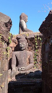 Buddha-Statuen bei der Pizi Pagode - West-Myanmar: Sehensw&uuml;rdigkeiten