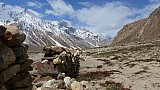 Manimauer vor schneebedeckten Bergen - Zanskar: Landschaft