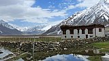 Das Dorf Rangdum vor schneebedeckten Bergen - Zanskar: Landschaft