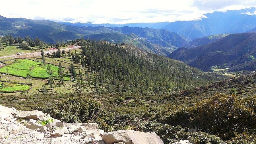 Blick vom Hung La Pass &uuml;ber die Hochebene - S&uuml;d-Ost-Tibet: Landschaft