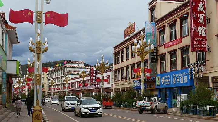 Hauptgesch&auml;ftsstra&szlig;e in Markham - S&uuml;d-Ost-Tibet: Land und Leute