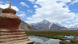 Roter Chorten, gr&uuml;ne Wiesen , Seen und schneebedeckte Berge - Zanskar: Landschaft