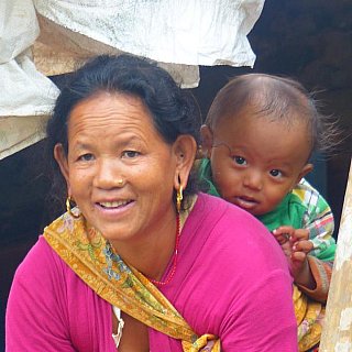 2015 - Nepalesische Frau mit ihrem Kind - Helambu-Langtang: Land und Leute