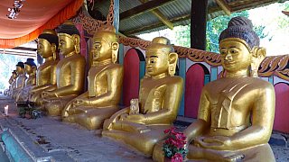 Buddha-Statuen im Bandoola Kloster in Mrauk U - West-Myanmar: Sehensw&uuml;rdigkeiten