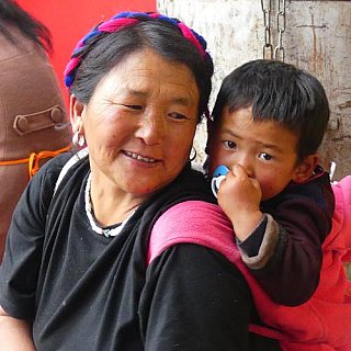 Tibetische Frau mit Baby - S&uuml;d-Ost-Tibet: Land und Leute