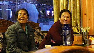 Tibeterinnen im Restaurant in Markham - S&uuml;d-Ost-Tibet: Land und Leute