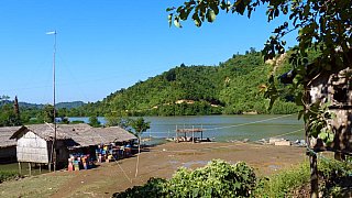 Kleines Dorf am Fluss - West-Myanmar: Land und Leute