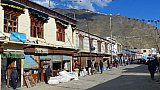 Hauptstra&szlig;e in Padum mit vielen Gesch&auml;ften - Zanskar: Land und Leute