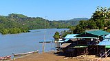 Dorf am Fluss nahe bei der Stra&szlig;e - West-Myanmar: Land und Leute