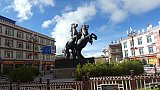Reiterdenkmal in Markham - S&uuml;d-Ost-Tibet: Sehensw&uuml;rdigkeiten