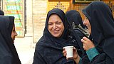Iranische Frauen im Innenhof der Freitagsmoschee - Nord-Iran: Land und Leute