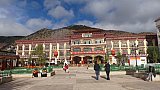 H&auml;userblock vor dem Markham Kloster - S&uuml;d-Ost-Tibet: Sehensw&uuml;rdigkeiten