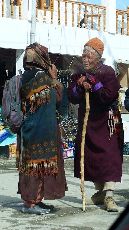 Zwei &auml;ltere Leue unterhalten sich - Zanskar: Land und Leute