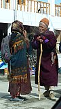 Zwei &auml;ltere Leue unterhalten sich - Zanskar: Land und Leute