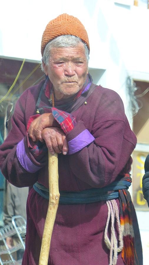 &Auml;lterer Zanskari mit Gehstock - Zanskar: Land und Leute