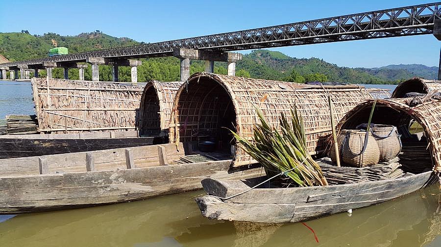 Traditionelles Langboot  - West-Myanmar: Land und Leute
