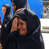 Iranische Dame auf dem Vorplatz der Freitagsmoschee - Nord-Iran: Land und Leute