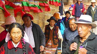 Tibeter auf dem Pilgerweg um das Markham Kloster - S&uuml;d-Ost-Tibet: Land und Leute
