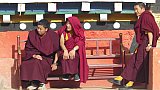 M&ouml;nche vor dem Markham Kloster - S&uuml;d-Ost-Tibet: Land und Leute