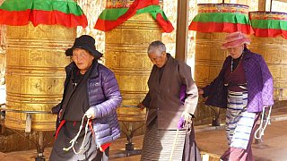 Tibeter auf der Kora um das Markham Kloster - S&uuml;d-Ost-Tibet: Land und Leute