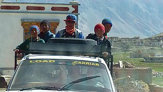 F&uuml;nf Zanskaris auf der Ladefl&auml;che des Pickuups - Zanskar: Land und Leute