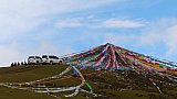 Gebetsfahnen am Lao Shan La Pass - S&uuml;d-Ost-Tibet: Landschaft