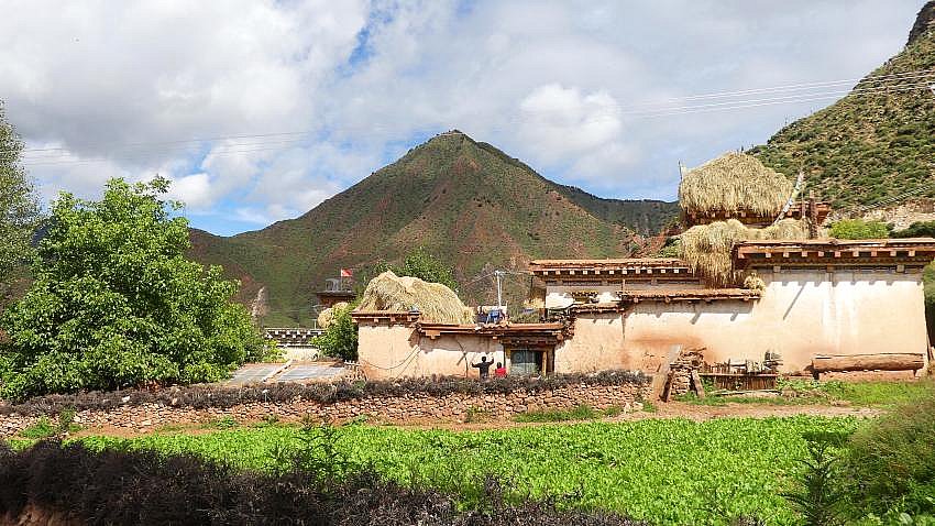 Tibetisches Dorf nach dem Lao Shan La Pass - S&uuml;d-Ost-Tibet: Land und Leute
