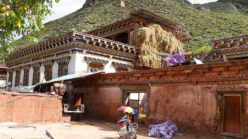 Tibetisches Haus nach dem Lao Shan La Pass - S&uuml;d-Ost-Tibet: Land und Leute