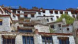 Stufenf&ouml;rmig angeordnet liegen die verschiedenen Geb&auml;ude des Karsha Klosters &uuml;bereinander - Zanskar: Sehensw&uuml;rdigkeiten