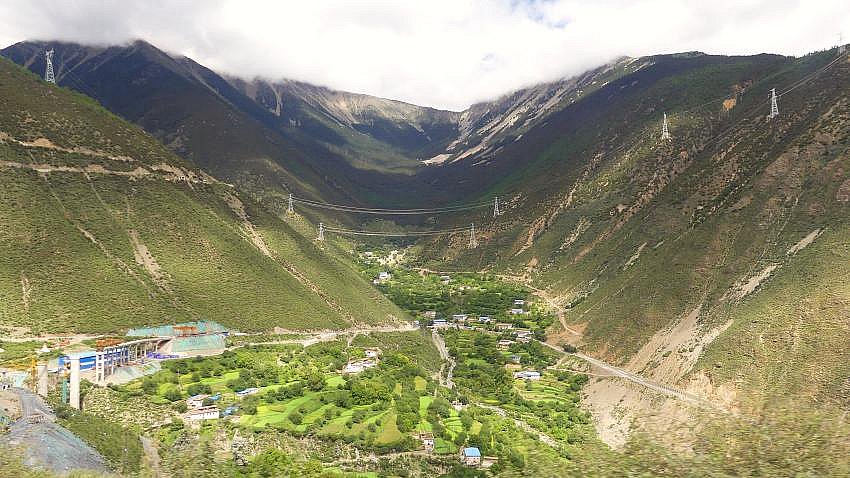 Auffahrt auf den 3.900 m hohen Jo La Pass - S&uuml;d-Ost-Tibet: Landschaft