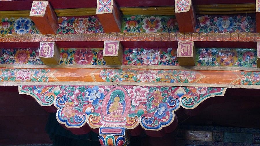 Farbenpr&auml;chtig verzierte  Deckenst&uuml;tzen im Gebetsraum - Zanskar: Sehensw&uuml;rdigkeiten