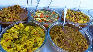 Gro&szlig;es Mittagsbuffet im "Flugzeug"-Restaurant - Nord-Iran: Essen & Schlafen