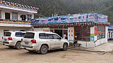 Halt am Restaurant an der Stra&szlig;e - S&uuml;d-Ost-Tibet: Essen & Schlafen