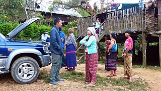 Ankunft und Begr&uuml;&szlig;ung im Chin-Dorf - West-Myanmar: Land und Leute