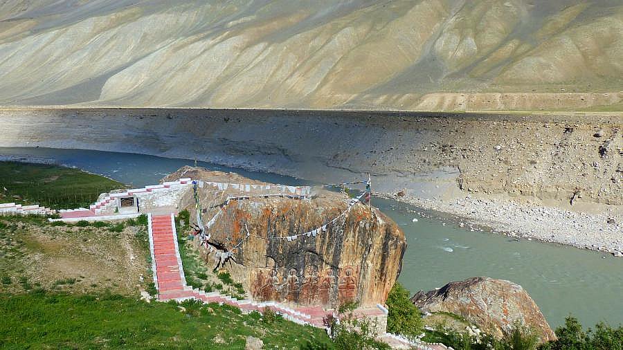 Felsen mit Steinreliefs &uuml;ber dem Tsarap-Fluss - Zanskar: Sehensw&uuml;rdigkeiten
