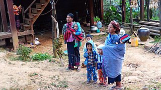 Neugierige Blicke der Dorfbewohnern  - West-Myanmar: Land und Leute