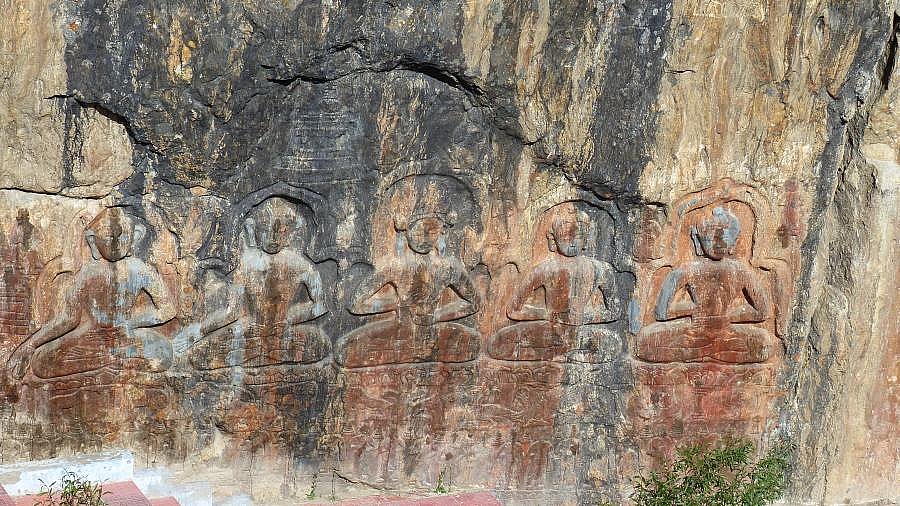 Steinrelief mit Buddha-Darstellungen - Zanskar: Sehensw&uuml;rdigkeiten