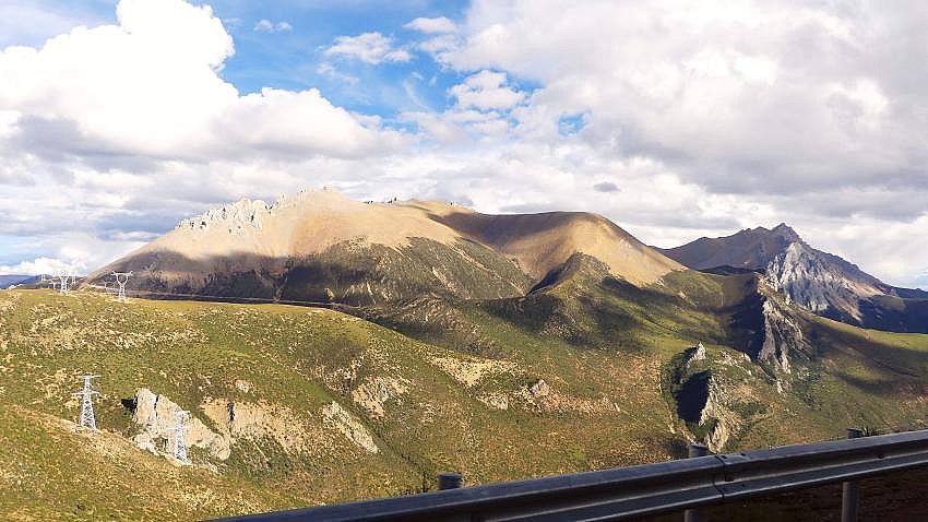 Zerkl&uuml;ftete farbige Bergwelt am Gam La Pass - S&uuml;d-Ost-Tibet: Landschaft