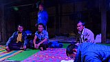 Abendliche Gespr&auml;chsrunde im Chin Dorf - Myanmar - Blog