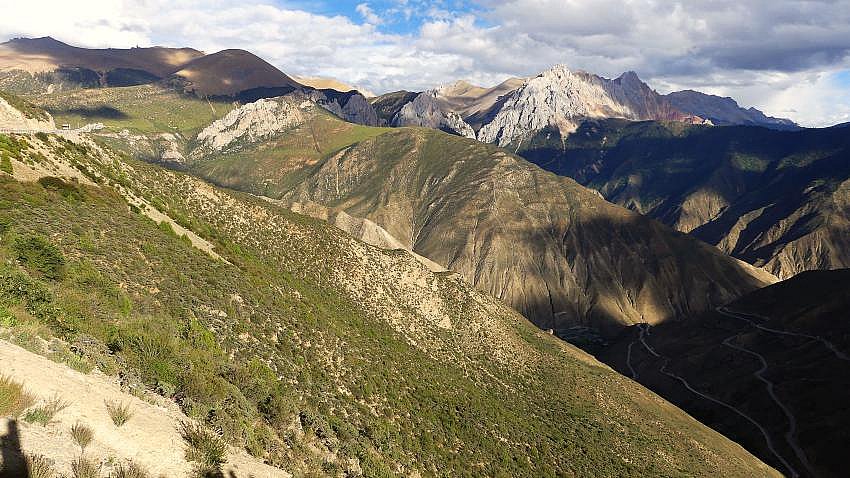 Grandiose Bergwelt rund um dem Gam La Pass - S&uuml;d-Ost-Tibet: Landschaft