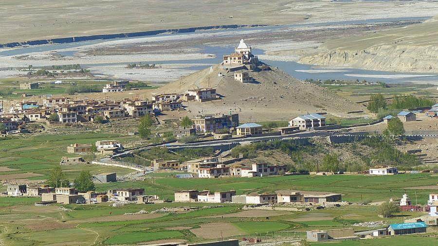 Pipiting Gonpa liegt mitten hoch auf einem H&uuml;gel &uuml;ber Padum - Zanskar: Landschaft