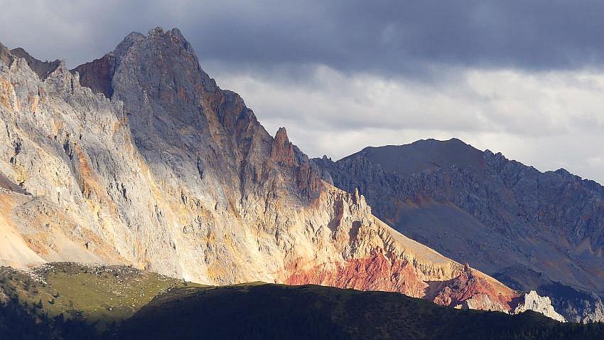 Farbenpr&auml;chtige Bergwelt  - S&uuml;d-Ost-Tibet: Landschaft