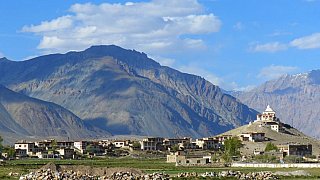 Das Pipiting-Kloster liegt auf einem H&uuml;gel &uuml;ber Padum - Zanskar: Sehensw&uuml;rdigkeiten