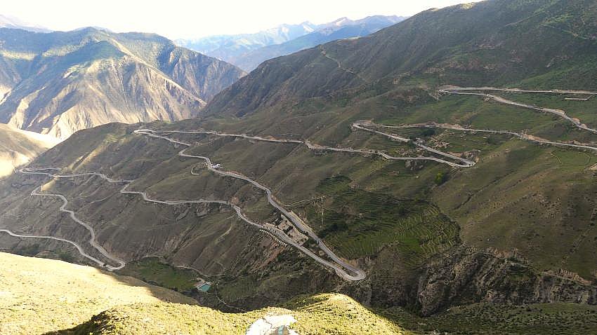 72 Zick-Zack-Serpentinen vom Gam La Pass - S&uuml;d-Ost-Tibet: Landschaft