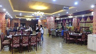 Besuch im Hotel-Restaurant zum Abendessen - S&uuml;d-Ost-Tibet: Essen & Schlafen