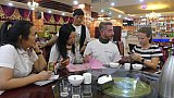Bestellung des Abendessens - S&uuml;d-Ost-Tibet: Essen & Schlafen